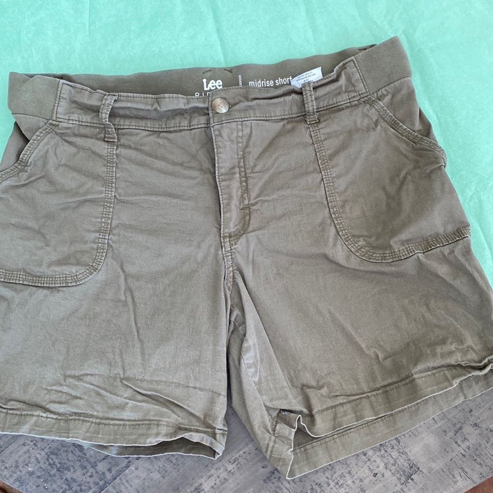 Lee Rider’s midrise shorts, Size 16.